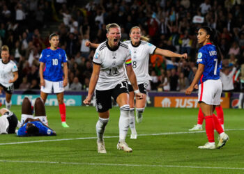 Euro 2022 – Après avoir été comparée aux hommes, Alexandra Popp débarque avec une moustache ! (vidéo)