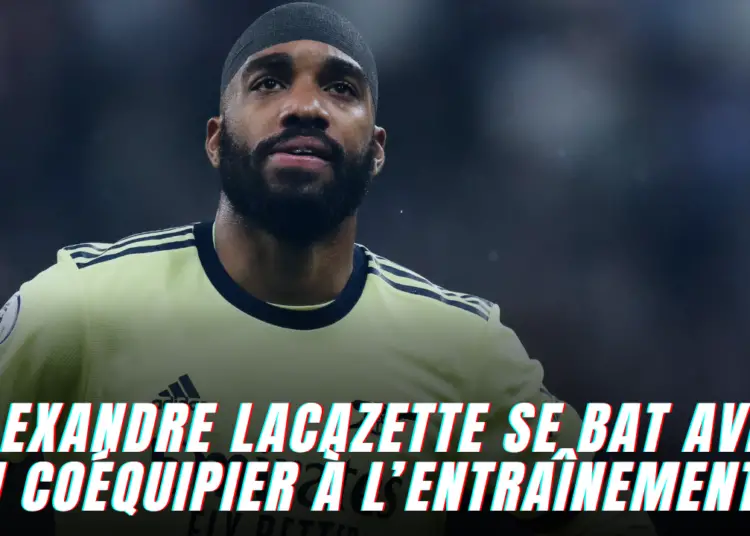 Alexandre Lacazette se bat avec un coéquipier à l’entraînement…
