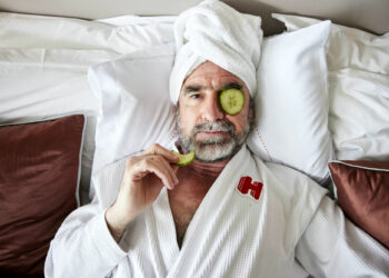 Eric Cantona jette la Coupe du monde au Qatar à la poubelle