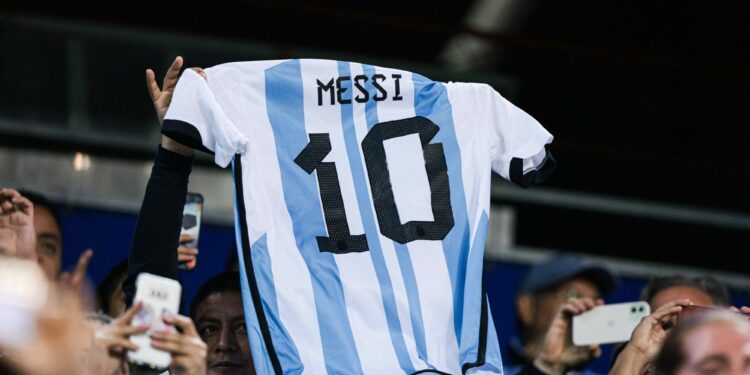 Lionel Messi bousculé par des agents de sécurité…