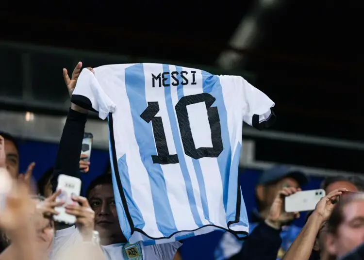 Lionel Messi bousculé par des agents de sécurité…