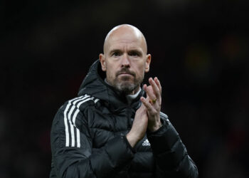 Manchester United – Ten Hag se fait détruire par une légende : « Je ne veux pas être associé à un clown qui ne respecte pas le plus grand footballeur »…