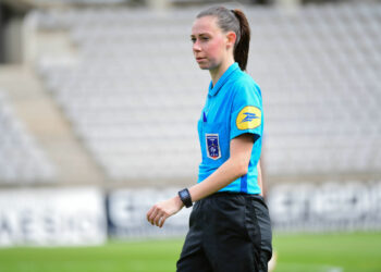 L’arbitre se blesse, son remplaçant trouvé… dans les tribunes 