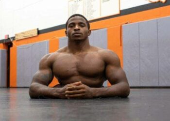 Né sans jambes, il remporte son premier combat pro en MMA !