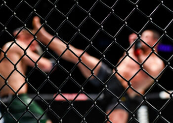 Un combattant MMA piège un pédophile et le force à faire des pompes