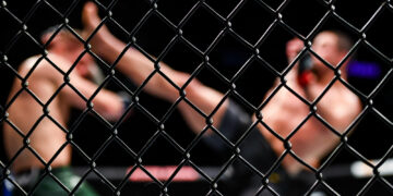 Un combattant MMA piège un pédophile et le force à faire des pompes