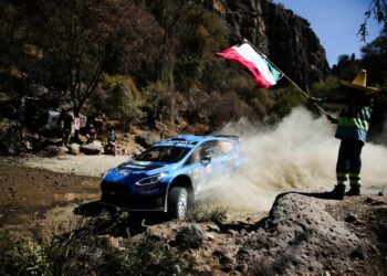 Rallye : les incroyables images d’Adrien Fourmaux en équilibre sur deux roues