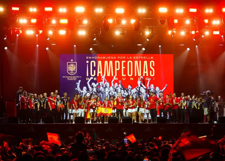 Le président de la fédération espagnole embrasse une joueuse sur la bouche…