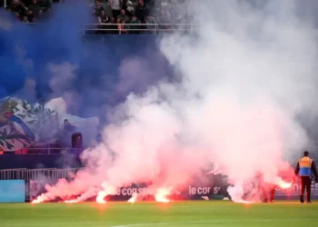 Chaos chez les Troyens : affrontement frontal entre supporters et joueurs