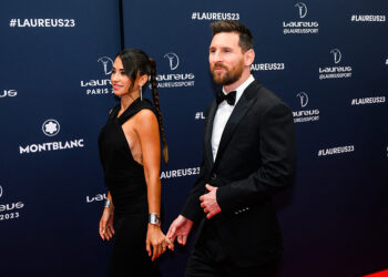 Messi pris en flagrant délit : Antonela espionne son téléphone pendant le match !