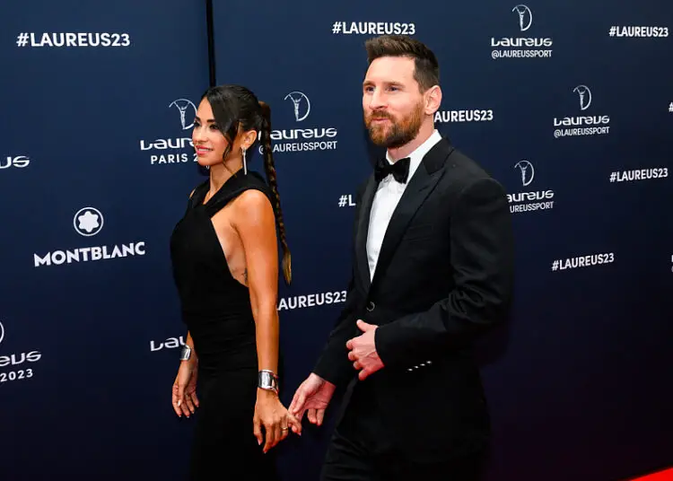 Messi pris en flagrant délit : Antonela espionne son téléphone pendant le match !