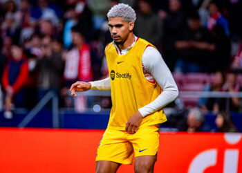 Ronald Araujo et sa présence suspecte à l’aéroport : des affaires louches en vue ?