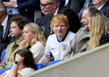 Ed Sheeran étonne avec un concert exclusif au camp de base des Anglais