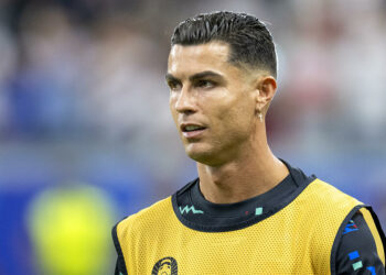 Incroyable : Un fan téméraire se jette littéralement dans le vide pour approcher Ronaldo