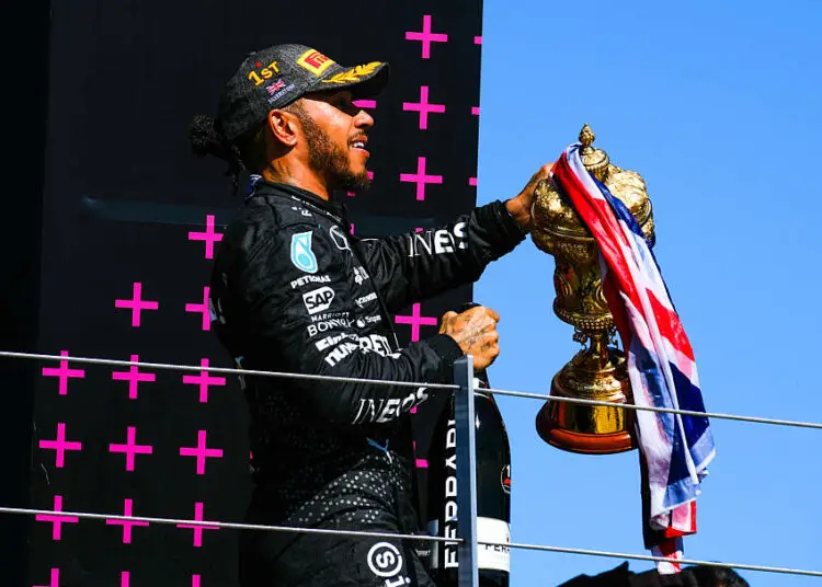 Lewis Hamilton, visage de Dior : son incursion audacieuse dans le monde de la mode de luxe