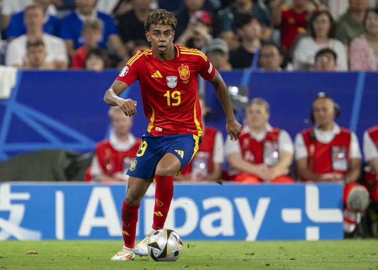 Lamine Yamal fait une célébration provocatrice après avoir vaincu un joueur de l’équipe de France