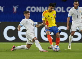 Affrontements violents entre joueurs uruguayens et supporters colombiens : bagarres, jets d’objets et menaces échangées