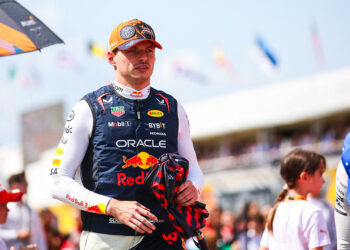 Max Verstappen sabote sa course : une nuit blanche de jeu en ligne jusqu’à 3h du matin le fait chuter