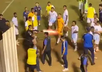 Au Brésil, un joueur a été pris pour cible par un policier et blessé en plein match