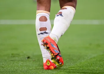 Stratégie inédite ou simple superstition : l’importance des chaussettes percées