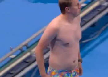 JO2024 : le nageur au maillot multicolore et corps pas athlétique qui a sauvé la course !