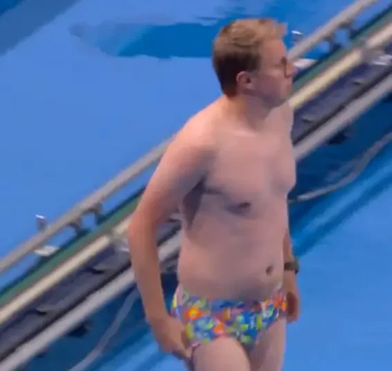 JO2024 : le nageur au maillot multicolore et corps pas athlétique qui a sauvé la course !