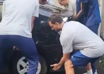 JO 2024 : les poloïstes grecs balancent des voitures pour dégager leur passage !