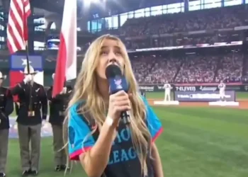 La chanteuse en état d’ébriété scandalise les États-Unis en interprétant l’hymne national américain