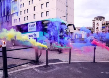 Les chauffeurs de bus des JO 2024 formés par des comédiens pour améliorer la communication et apaiser la foule