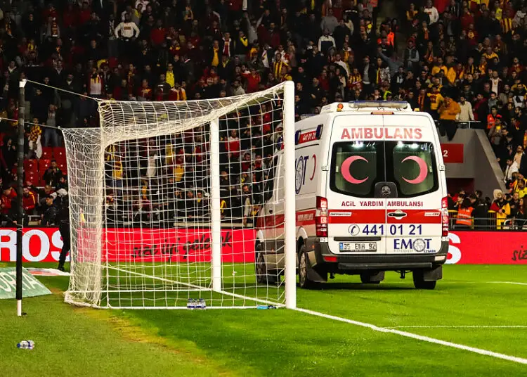 Un enfant abattu sur un terrain de football par un homme masqué : scène de terreur