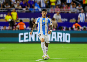 Enzo Fernández réagit aux chants racistes : confrontation avec ses coéquipiers français et engagement dans une cause anti-discrimination