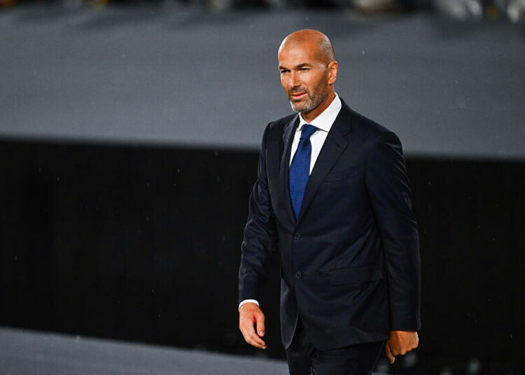 Zidane à 52 ans : toujours le maître du ballon avec un contrôle qui défie l’âge !