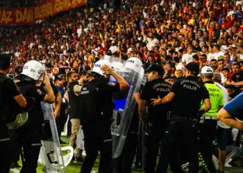 Aggression choquante contre le président de Fenerbahçe : « terrorisme du football » en action avec des projectiles !