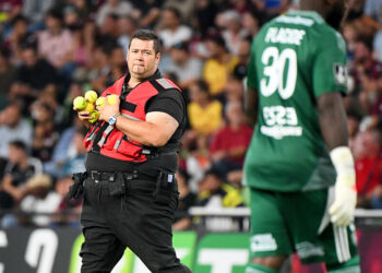 Metz – Bastia interrompu : des balles jetées mettent le match en pause !