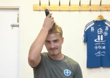 Un footballeur suédois lutte contre le cancer – ses coéquipiers se rasent la tête dans un acte émouvant !