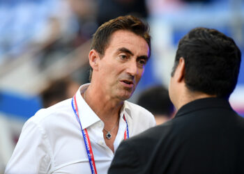 Ancien président de l’OL échappe à une attaque au couteau et neutralise son agresseur avec des techniques d’arts martiaux spectaculaires !