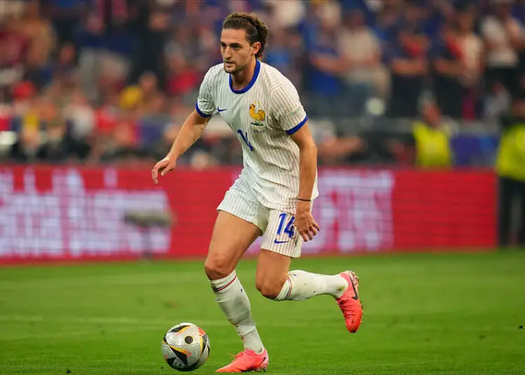 OM : les supporters déchaînés, Adrien Rabiot débarque à Marseille en mode rockstar ! (Vidéo)