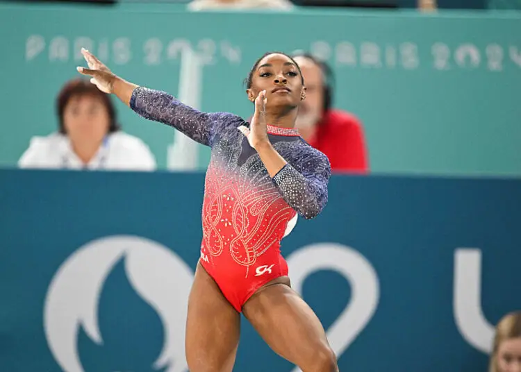 Simone Biles se fait entuber à Paris : Une boîte essaie de lui refourguer du champagne à un prix de malade !