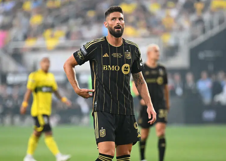 Pancarte et yéti : le show incroyable d’un coéquipier pour accueillir Olivier Giroud !
