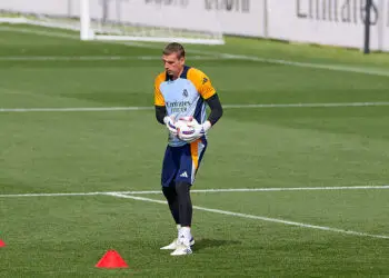 Real Madrid : Lunin en costume pour sa prolongation, plus stylé qu’à son mariage !