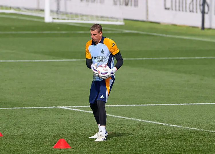 Real Madrid : Lunin en costume pour sa prolongation, plus stylé qu’à son mariage !