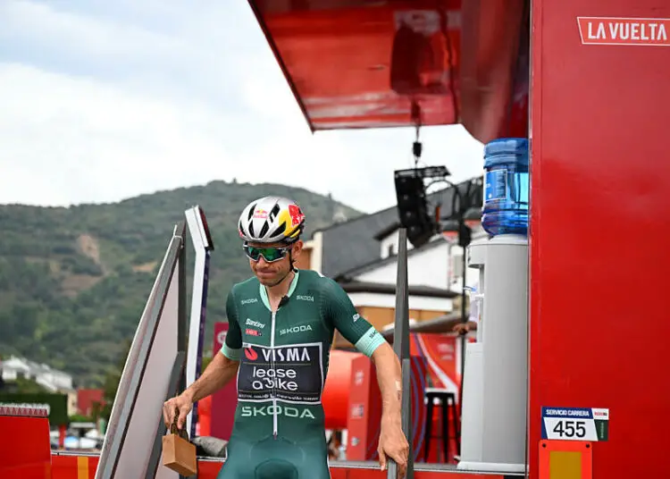Vuelta : Van Aert se crashe lourdement et abandonne, la chute qui fait mal ! (vidéo)