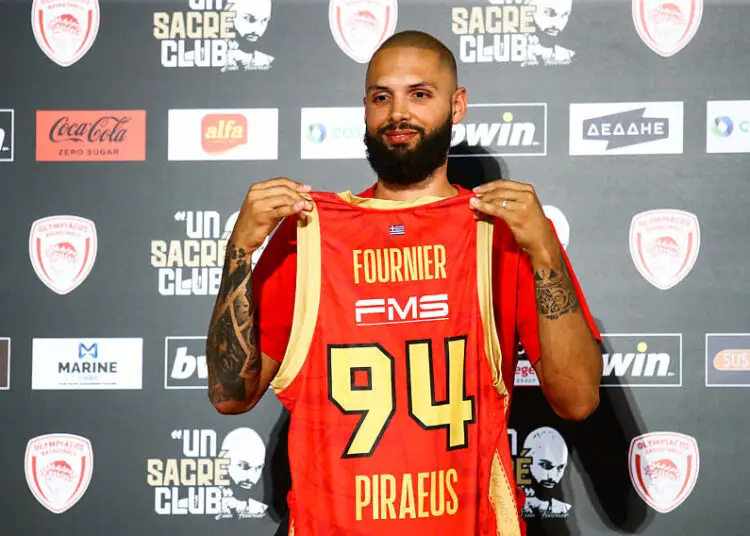 Evan Fournier accueilli comme une rockstar à l’Olympiakos : Les supporters en furie !