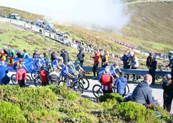 Vuelta : WTF ? La 6e étape démarre dans un supermarché ! (Vidéo choc)