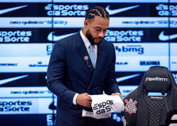 Memphis Depay débarque en hélico : entrée de superstar en plein stade à São Paulo !