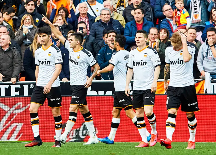 Chaos à Singapour : des supporters de Valence retenus pour avoir osé critiquer leur propriétaire !