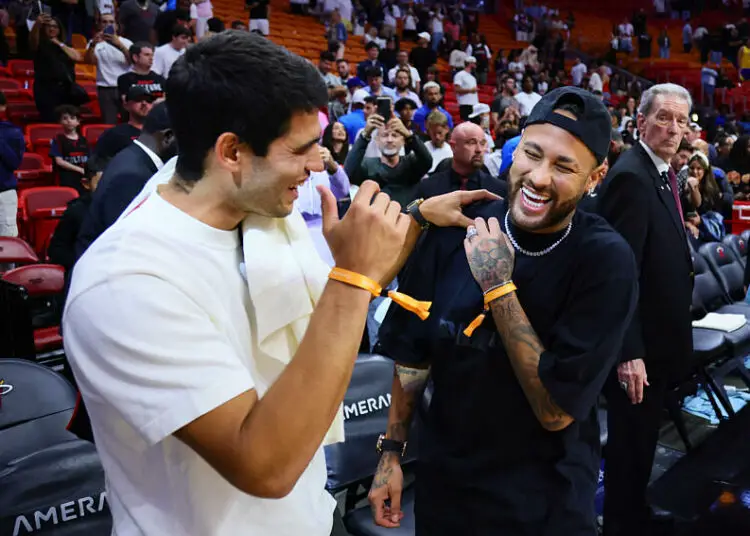 Neymar se met au tennis… et affronte une légende !