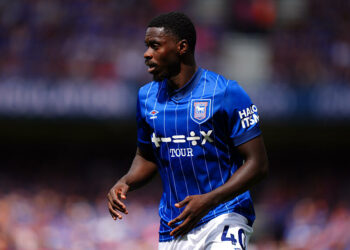 Accident absurde : une star de Premier League se blesse sérieusement en lavant un verre, saison compromise !