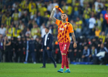 Wanda Nara embrasse un autre : Icardi à genoux pour la récupérer ?