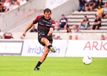 Frayeur en plein ciel : l’ex-rugbyman Marc Lièvremont suspendu « trois heures dans le vide » lors d’un accident de parapente à la Réunion !